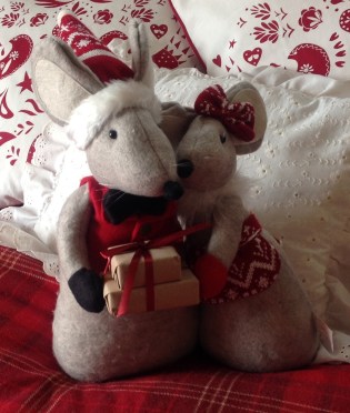 mr-mrs-mouse-bring-gifts